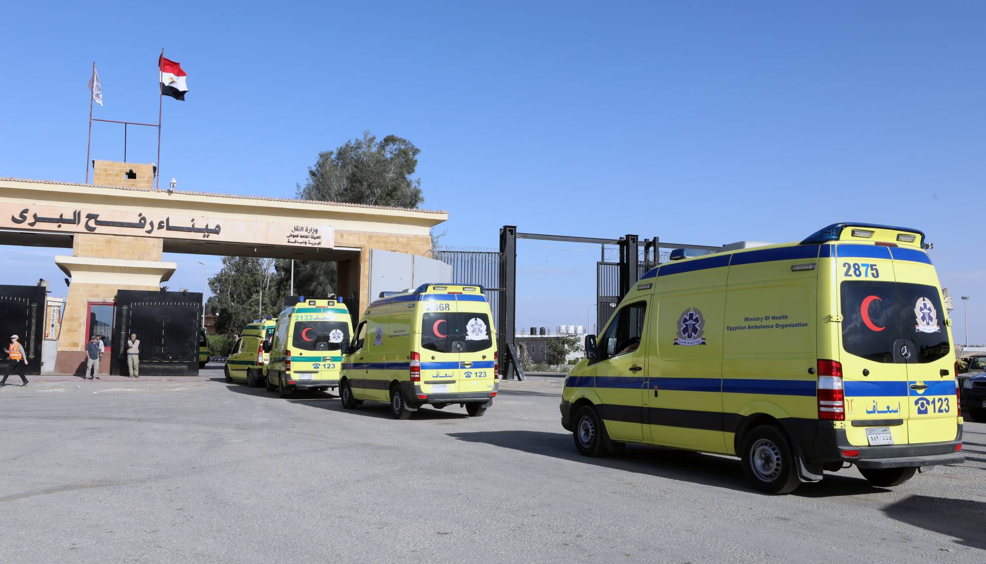 دخول سيارات إسعاف مصرية لمعبر رفح تمهيدا لاستقبال أطفال من فلسطين