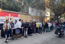 احتشاد المواطنين أمام اللجان الانتخابية استعدادا لفتح صناديق الاقتراع وبدء التصويت 7 FB IMG 1702195026572