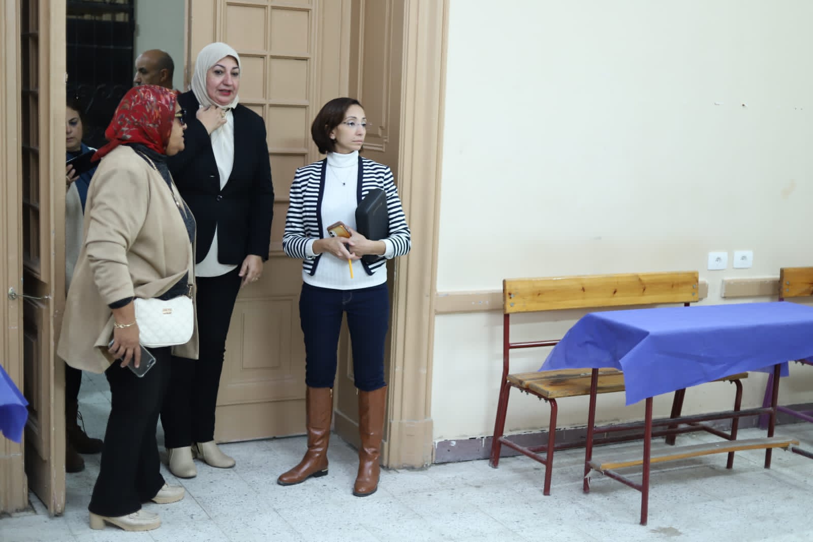 متابعة محافظ الإسكندرية للتجهيزات الأخيرة للمقار الانتخابية