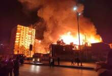 حريق استديو مصر بالهرم يتمدد والأهالي يحتشدون في الشارع تخوفا من زحف النيران للمساكن 6 FB IMG 1710548549191