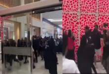 هروب الممثل التركي يامان علي من أحد المولات بعد التجمهر عليه 7 img 1711162054301