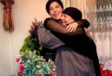 تزامنا مع احتفالات عيد الأم.. شمس الكويتية تثير الجدل بصورة مع سيدة مسنة 7 الفنانة شمس الكويتية 8