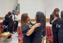 مصالحة ماغي بوغصن و سيرين عبد النور في عزاء والد كارين رزق الله 6 img 1727035360829