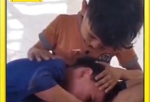 مشهد مبكي من غــــ.ـــزة، طــ.ــفلٌ صغيرٌ يواسي أخاه الأصغر، بعد أن فـ.ـقدا والدتهما 6 Screenshot 2025 04 04 15 01 16 97 99c04817c0de5652397fc8b56c3b3817