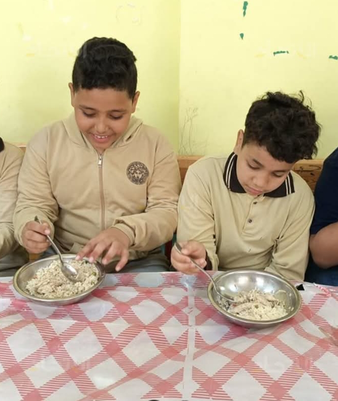 لحمة ورز في المدارس!.. تجربة جديدة تُدخل البهجة على طلاب الفيوم بوجبات ساخنة مغذية 2 IMG ٢٠٢٥٠٥١٤ ١٢٠٥٥٥