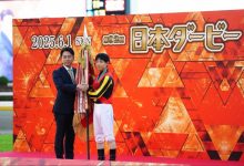 小泉進次郎農相が日本ダービー表彰式に登場!スタンドから「コメー 6 ٢٠٢٥٠٦٠١ ١٢٢٢٠٨