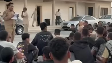 ليبيا ترحّل 274 مهاجرًا مصريًا غير شرعي عبر منفذ إمساعد بينهم حالة مصابة بالإيدز 4 img 1755270421821