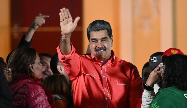 الولايات المتحدة تضاعف مكافأة اعتقال مادورو إلى 50 مليون دولار وترصد عقوبات جديدة 24 الرئيس الفنزويلي نيكولاس مادورو يحيي أنصاره في 25 مايو فرانس برس