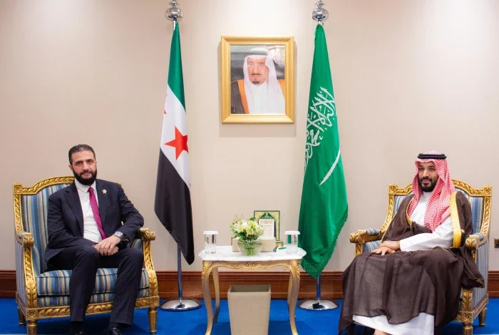 لقاء ولي العهد الأمير محمد بن سلمان والرئيس السوري أحمد الشرع على هامش القمة العربية الإسلامية في الدوحة 2 20250915171505