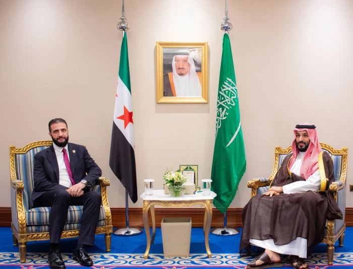لقاء ولي العهد الأمير محمد بن سلمان والرئيس السوري أحمد الشرع على هامش القمة العربية الإسلامية في الدوحة 1 20250915171505