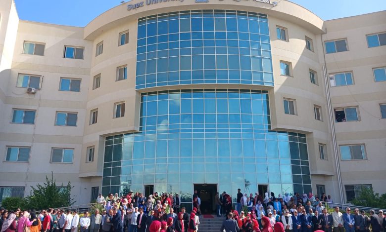 تحية العلم توحد طلاب جامعة السويس في انطلاق العام الدراسي الجديد برعاية رئيس الجامعة 10 FB IMG 1758529451331
