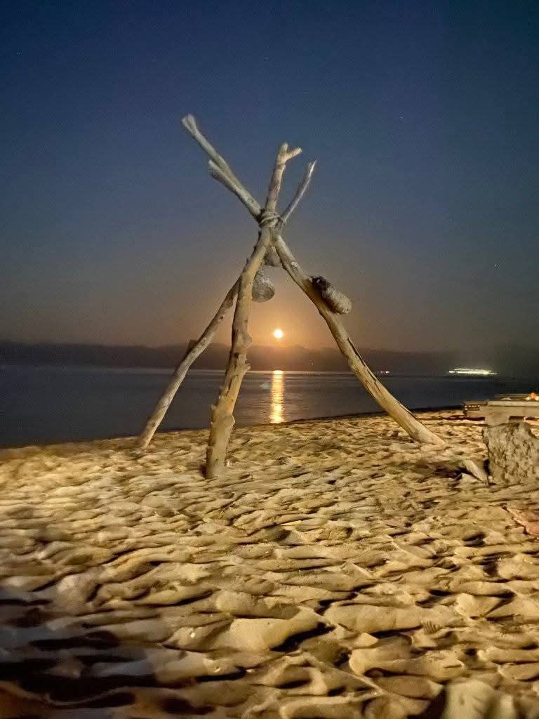 مغامرة نوبيع ودهب : هروب من ضوضاء الحياة إلى سحر الطبيعة بين البحر والجبال | تفاصيل الرحلة الكاملة وأماكن الأنشطة والحجز 12 FB IMG 1760795948304