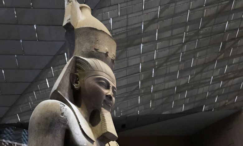 المتحف المصري الكبير.. هل يعيد كتابة علاقة المصريين بتاريخهم وحضارتهم القديمة؟ 1 Upfoto 2lXz9RThfxFsTBBplInFkB781j2hzhFAJ2KIL6R5W2S9c