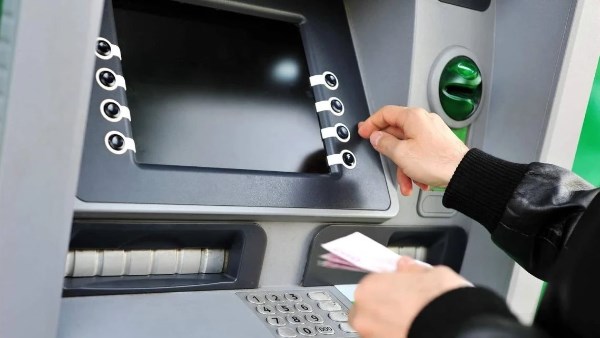 5 أخطاء شائعة عند استخدام ماكينة الصراف الآلي ATM.. تجنبها لحماية أموالك وحسابك البنكي