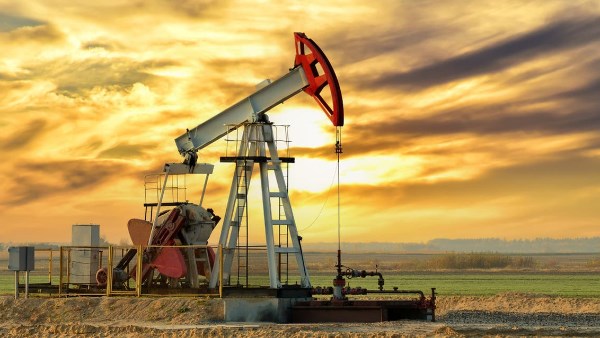 النفط يقترب من 120 دولارًا.. ماذا يحدث للاقتصاد العالمي؟ وأسباب رفع الفائدة في مصر