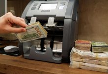الدولار في العراق يشعل المخاوف.. هل تتسع الفجوة بين السعر الرسمي والسوق الموازية؟