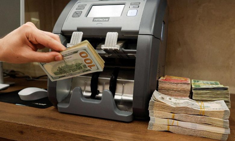 الدولار في العراق يشعل المخاوف.. هل تتسع الفجوة بين السعر الرسمي والسوق الموازية؟ 2 الدولار في العراق يشعل المخاوف.. هل تتسع الفجوة بين السعر الرسمي والسوق الموازية؟