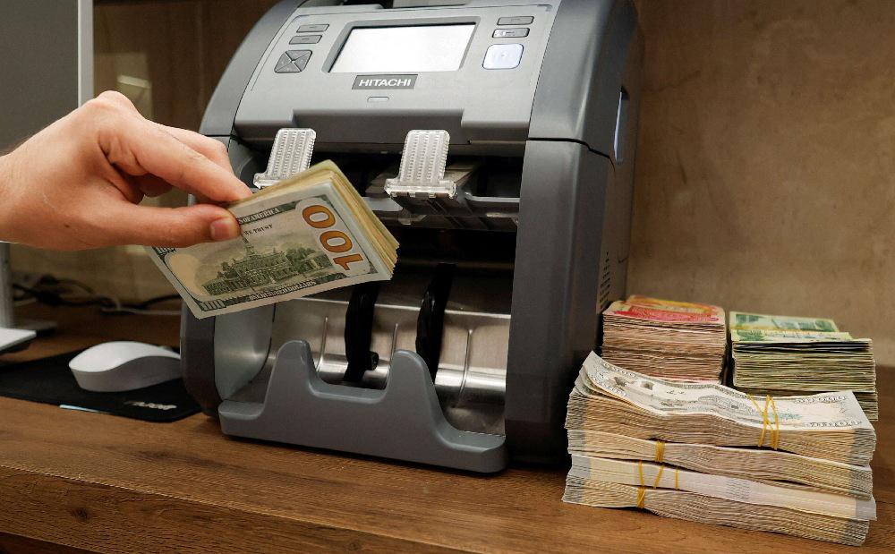 الدولار في العراق يشعل المخاوف.. هل تتسع الفجوة بين السعر الرسمي والسوق الموازية؟
